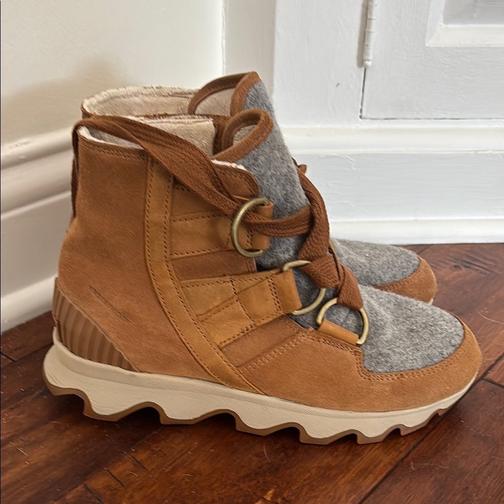 Sorel Women's Lace Up Boots in Brown and Gray